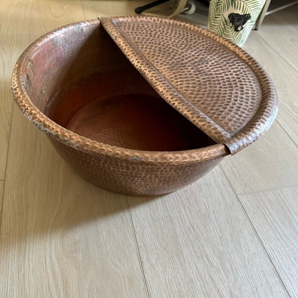 Handmade Round Copper Pedicure Bowl 20" with Removable Copper Footrest - Picture 4 of 5